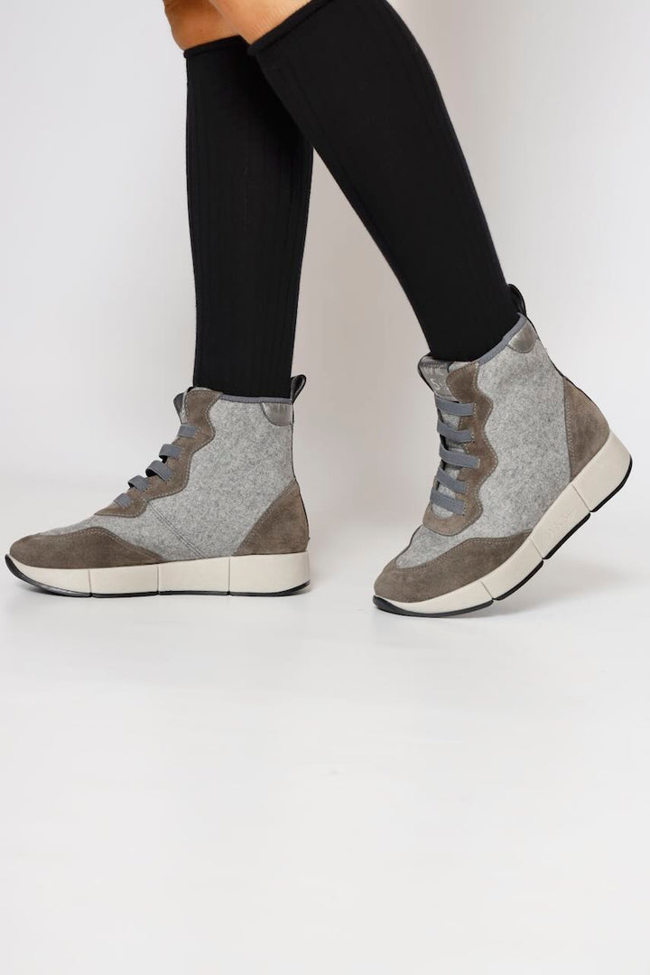 ZAPATILLA ABOTINADA 27076-GRIS