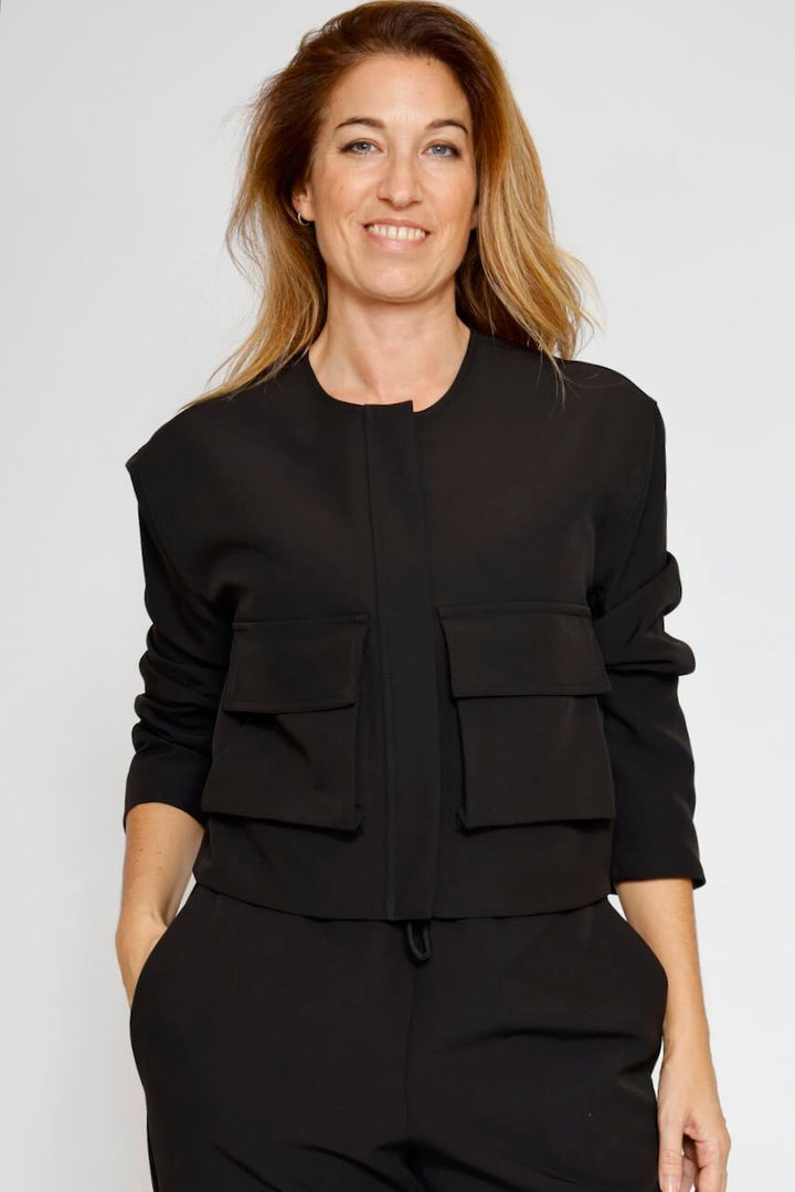 CHAQUETA CORTA CON BOLSILOS 54-1020-NEGRO