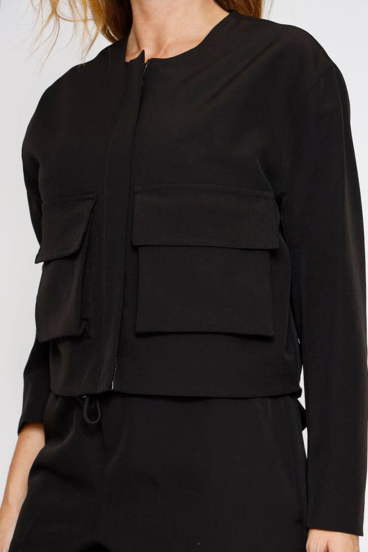 CHAQUETA CORTA CON BOLSILOS 54-1020-NEGRO