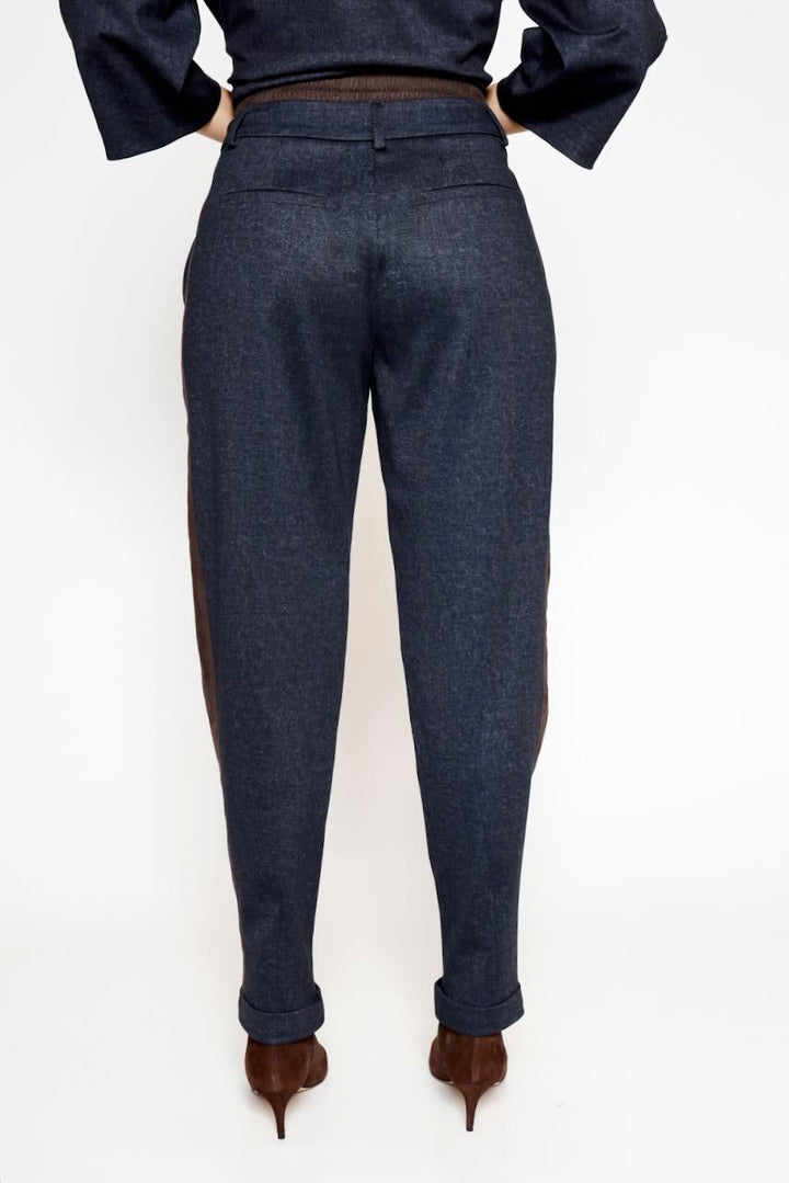 Pantalones con detalles efecto ante y bajos vueltos 54-5026-MARINO