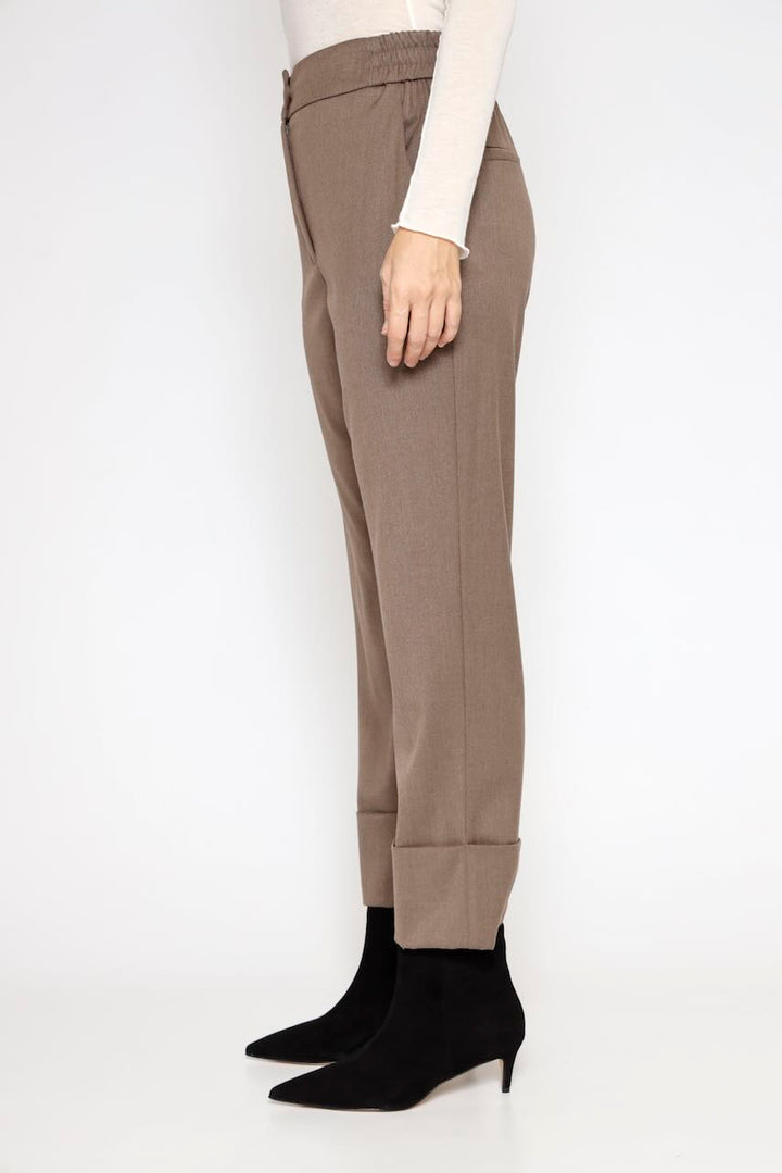 Pantalones de cintura alta con dobladillos vueltos 54-5068-CAFE