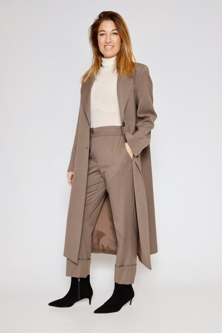 Pantalones de cintura alta con dobladillos vueltos 54-5068-CAFE