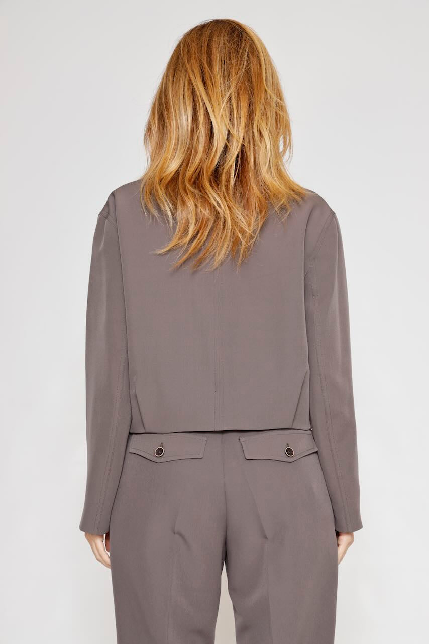 CHAQUETA CORTA CON BOLSILLOS 54-1020-TAUPE