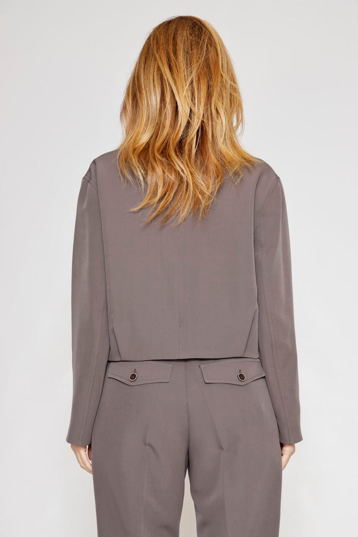 CHAQUETA CORTA CON BOLSILLOS 54-1020-TAUPE