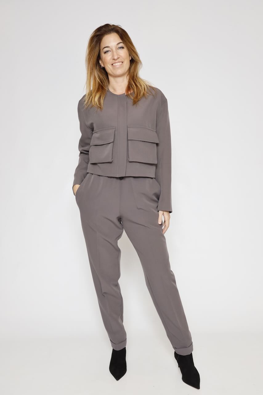 CHAQUETA CORTA CON BOLSILLOS 54-1020-TAUPE