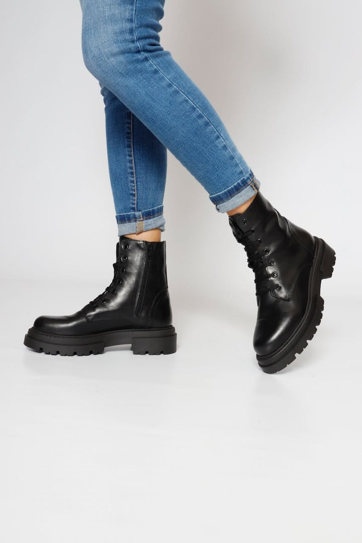 XS02-BLACK BOOT