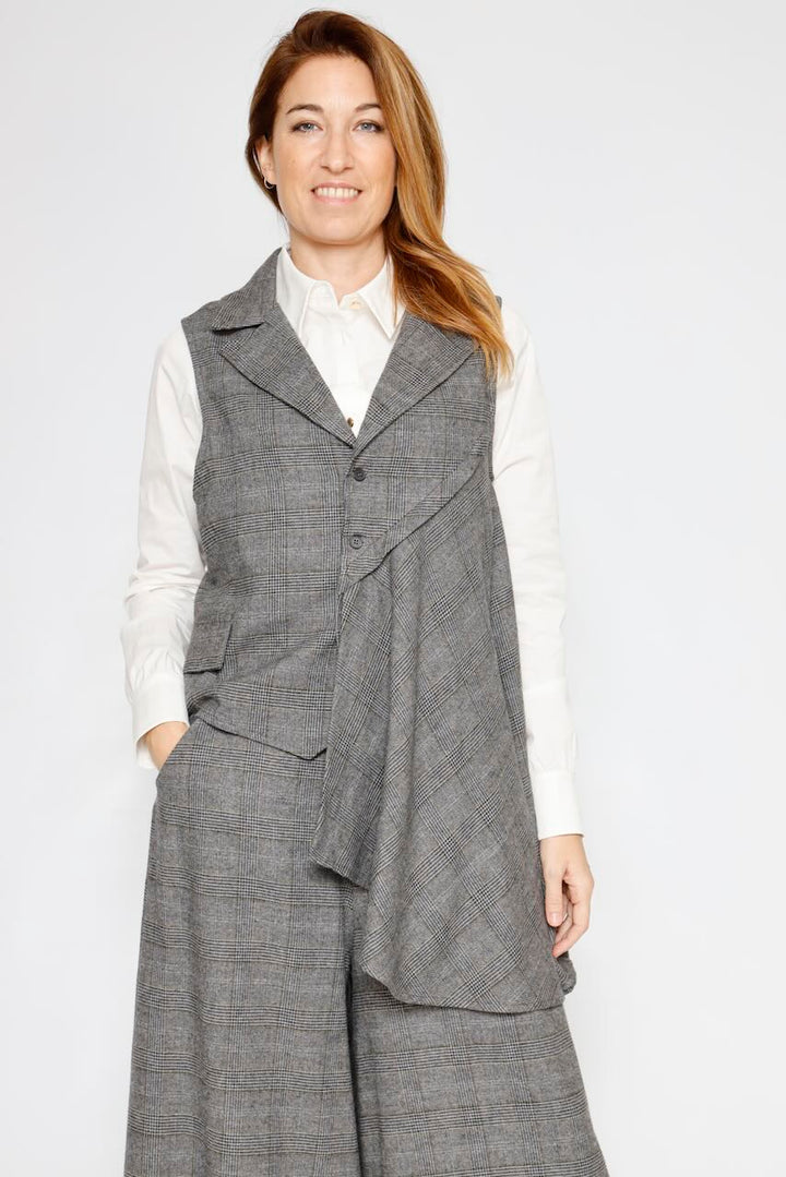 CHALECO ASIMETRICO A5BM6044-GRIS