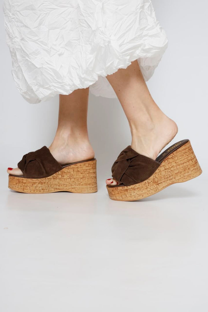 SANDALIA CUÑA DESTALONADA 57950-CACAO