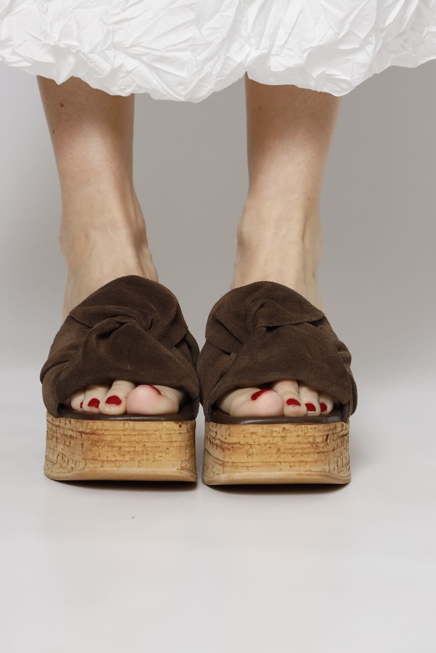 SANDALIA CUÑA DESTALONADA 57950-CACAO