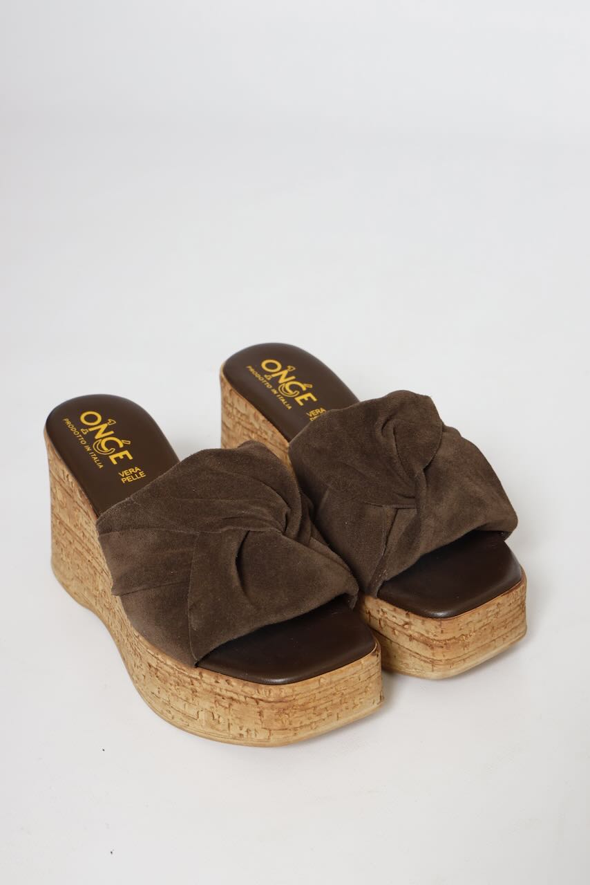 SANDALIA CUÑA DESTALONADA 57950-CACAO