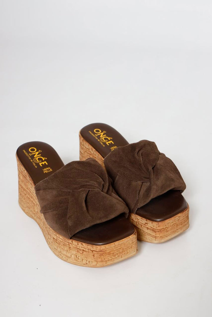 SANDALIA CUÑA DESTALONADA 57950-CACAO